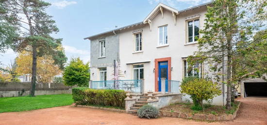 Tassin-La-Demi-Lune -  Le Bourg - Maison de 216m² environ - 4 chambres - Dépendance 53m2 -Terrain de 1507m² environ