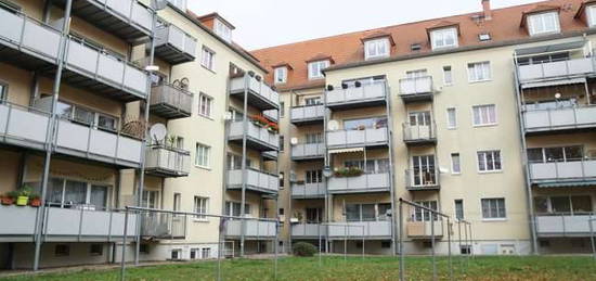 Gut geschnittene Dachgeschosswohnung mit  Einbauküche in zentraler Lage von Dresden Pieschen!