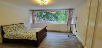 Room to rent in Cranford Close, London SW20