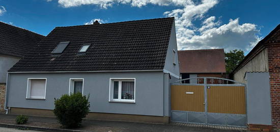 Gemütliches Einfamilienhaus in Walternienburg: mit idyllischem Garten und vielseitiger Scheune