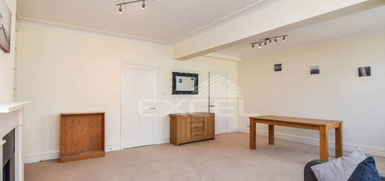 Flat to rent in Lyndhurst Gardens, Hampstead NW3