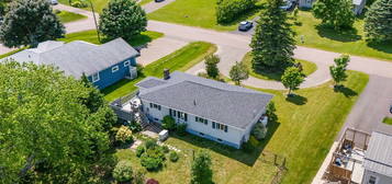 30 Maplewood Dr, Summerside, PE C1N 5E6