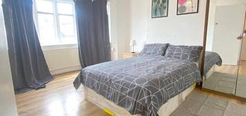 Room to rent in Betstyle Road, London N11