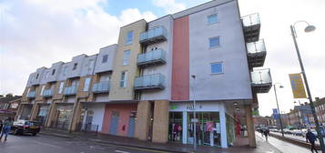 Flat to rent in Fairfield Road, West Drayton UB7