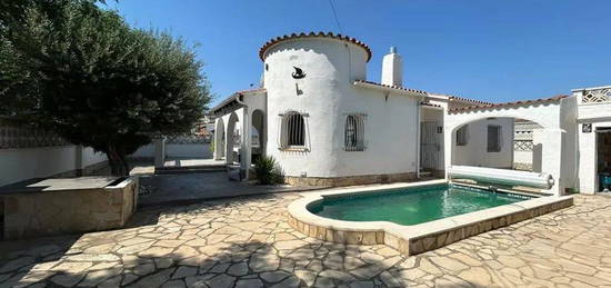 Chalet adosado en venta en calle Montgrí