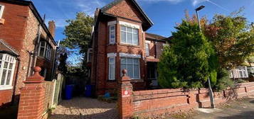 Flat to rent in Sandileigh Avenue, West Didsbury, Manchester M20