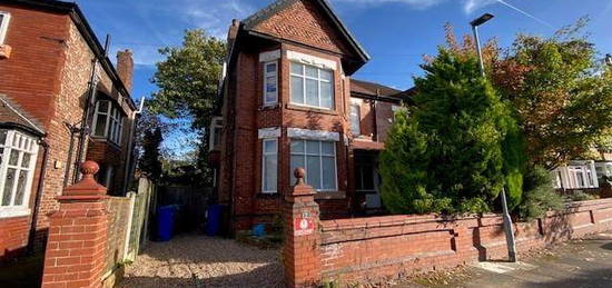 Flat to rent in Sandileigh Avenue, West Didsbury, Manchester M20