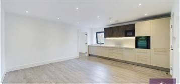 Flat to rent in High Road, Whetstone N20