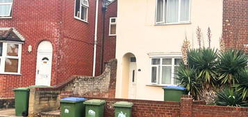 8 bedroom terraced house to rent