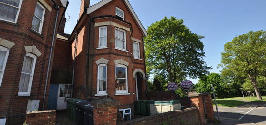 Studio to rent in York Road, Guildford, Surrey GU1