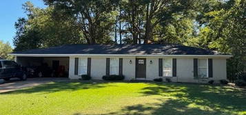 2042 Tuscola Dr, Grenada, MS 38901