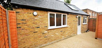 1 bedroom detached house to rent