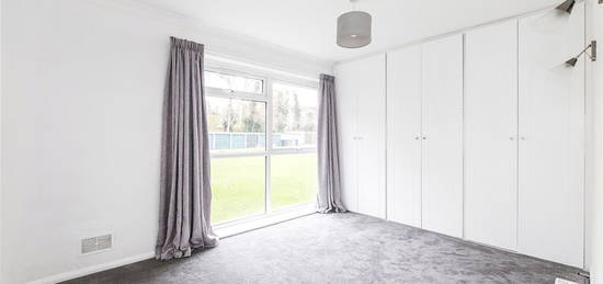 Flat to rent in Drake Court, Cranes Park Avenue, Surbiton, Surrey KT5