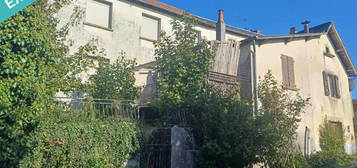 Située dans le charmant village de Sainte-Croix , à 10mn des portes de Villefranche de Rouergue et 30mn de Figeac.