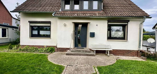 ZWEIFAMILIENHAUS IN OBERNKIRCHEN: 150 M² WOHNFLÄCHE, GROßES GRUNDSTÜCK, WEST-TERRASSE & MODERNISIERU