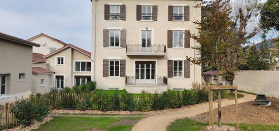 A louer appartement de caractère dans maison de maître - T4 + parking