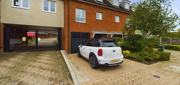 Terraced house to rent in Summerhouse Hill, Buckingham, Buckinghamshire MK18