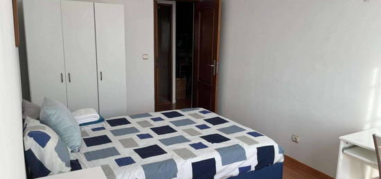 727086 - Quarto com cama de casal em...