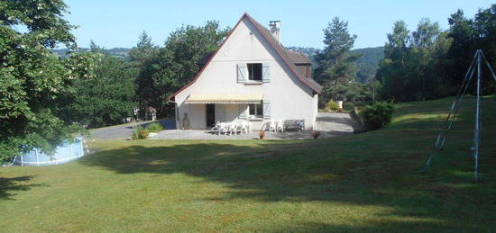 Ydes ( Cantal ) Grande maison ,6 pièces, emplacement exceptionnel