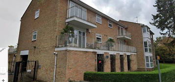 Flat to rent in High Road, Bushey Heath, Bushey WD23