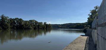 Bord de Seine avec un quai