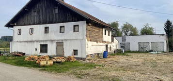 Bauland mit sehr altem Bauernhaus