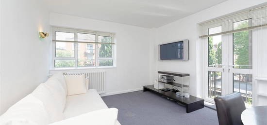 Flat to rent in Wellington Road, London NW8