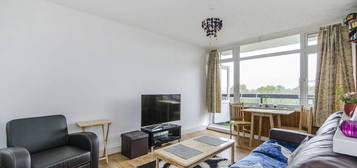 Flat to rent in Colson Way, London SW16