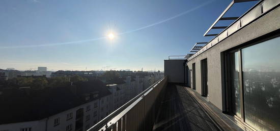 Erstbezug: 3-Zimmer Dachgeschosswohnung mit Terrasse (Whirlpool möglich) - Dusche &amp; Badewanne - Ausblick Nordbergstraße - Nahe U4 - hauseigenes Gym, Co-Working Space &amp; Dachterrasse