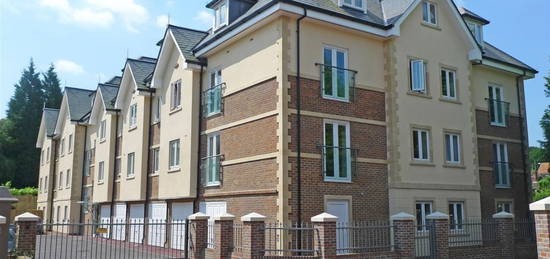 Flat to rent in Regency Mews, Queens Road, Haywards Heath RH16