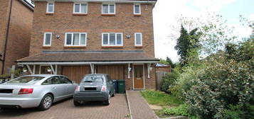 4 bedroom semi-detached house to rent