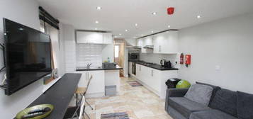 8 bedroom terraced house to rent