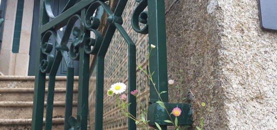 Arrendamento de  Casa de aldeia  na rua António Madeira Leitão, 51