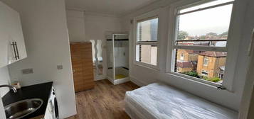 End terrace house to rent in London Road, Croydon CR0