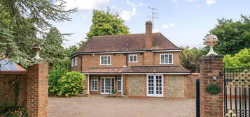 6 bed detached house to rent