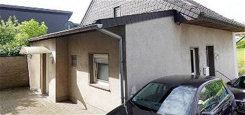Kleines, freistehendes Wohnhaus mit Garage in guter Lage von Neuss - Holzheim
