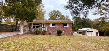 634 John St, Eden, NC 27288