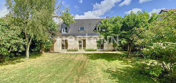 Maison spacieuse de 167m2, disposant de 4 chambres et un bureau.