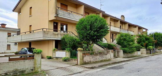 VILLASCHIERA BICAMERE CON GIARDINO