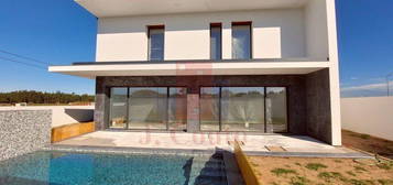 Moradia T4 com Jardim e Piscina