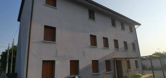 Casa con tre appartamenti