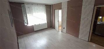 Eladó panellakás, Tatabányán 21 M Ft, 1+1 szobás