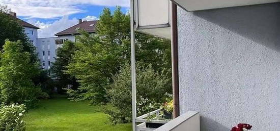 Geräumig 2-Zimmer-Wohnung mit 38 m² mit Balkon und EBK in München-Bogenhausen