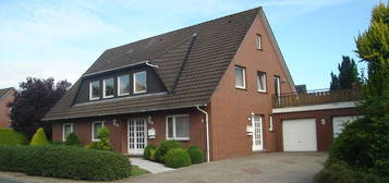 Großzügige Oberwohnung mit separatem Eingang, großer Dachterrasse und Garage in ruhiger Wohnlage