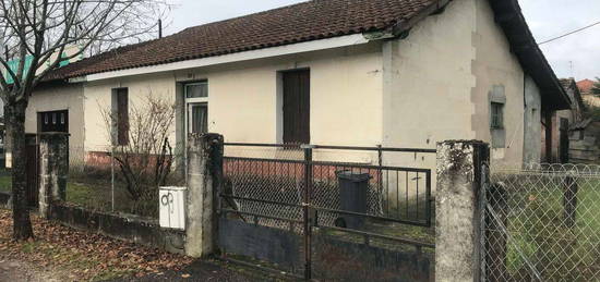 Maison en pierre à rénover sur terrain clos à Saint Médard-en-Jalles