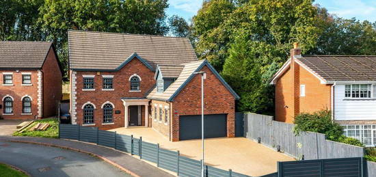 5 bedroom detached house