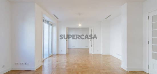 Apartamento T4 Avenida da Republica para arrendar