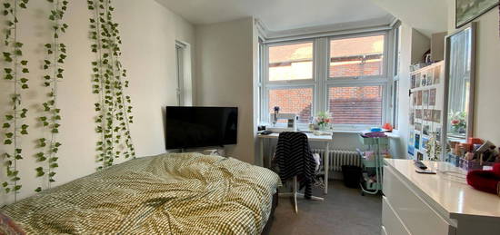 Room to rent in Rosebery Avenue, High Wycombe HP13