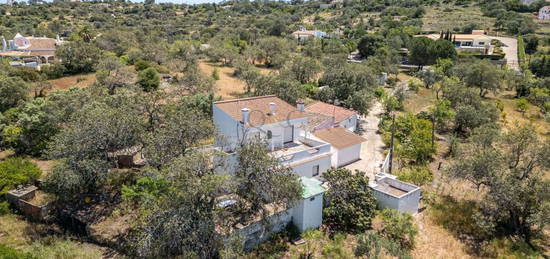 Casa tradicional portuguesa para renovar com vista para o mar perto de