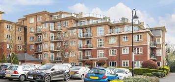 Flat to rent in Glebelands Close, London N12